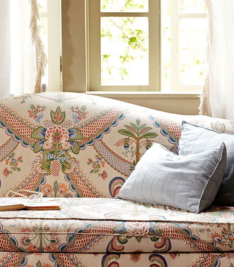 כריות נוי על הספה עם ריפודים צבעוניים