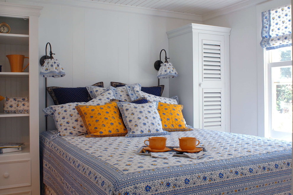 Küçük bir yatak odasında Provence dekoratif yastıklar