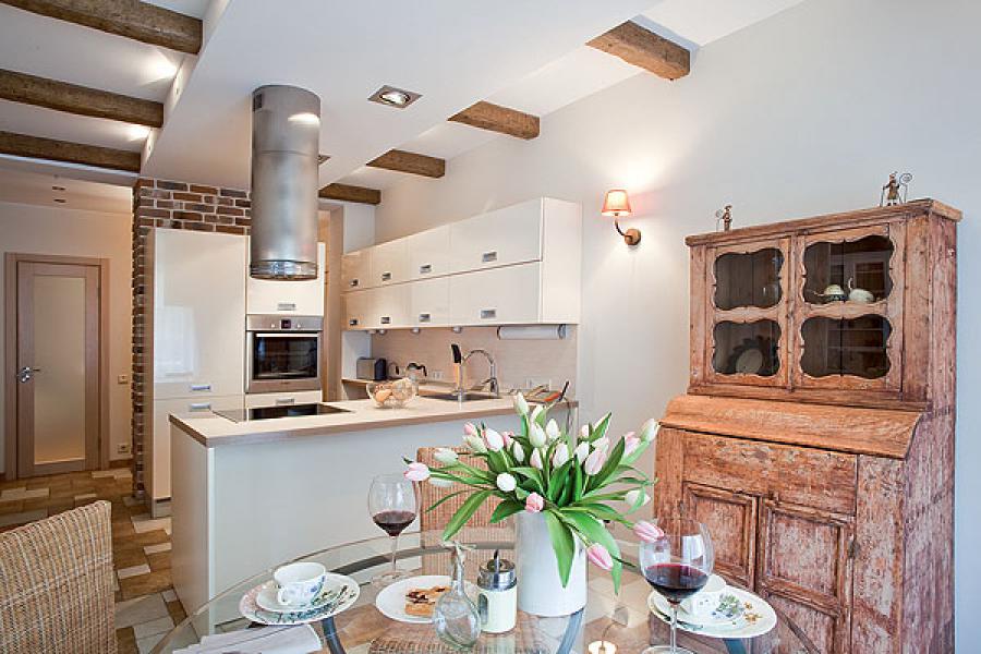 Vecs virtuves skapis provences stila studijas tipa dzīvoklī