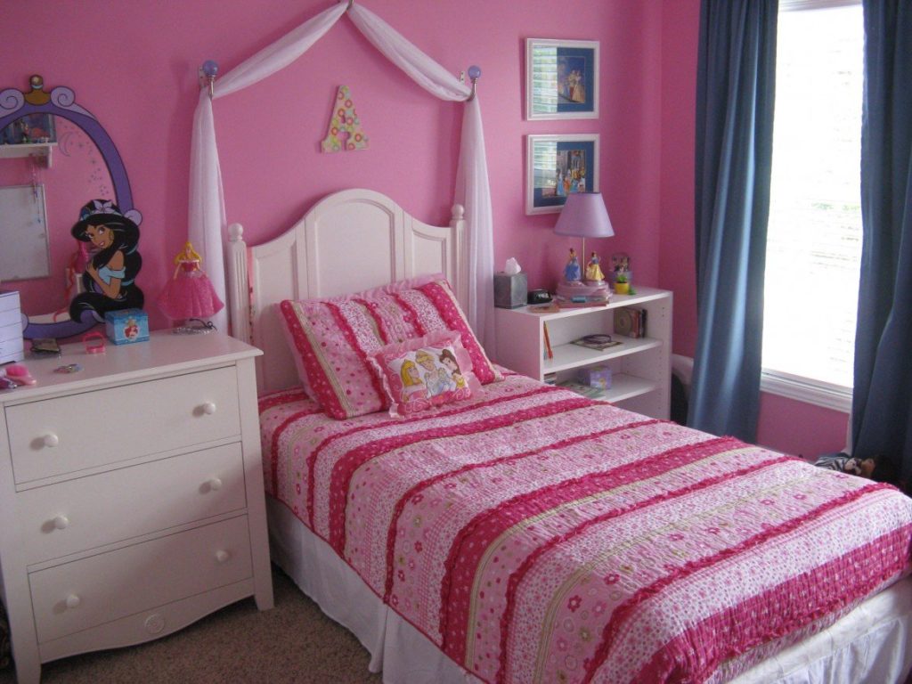 داخل غرفة نوم الأطفال الصغيرة باللون الوردي