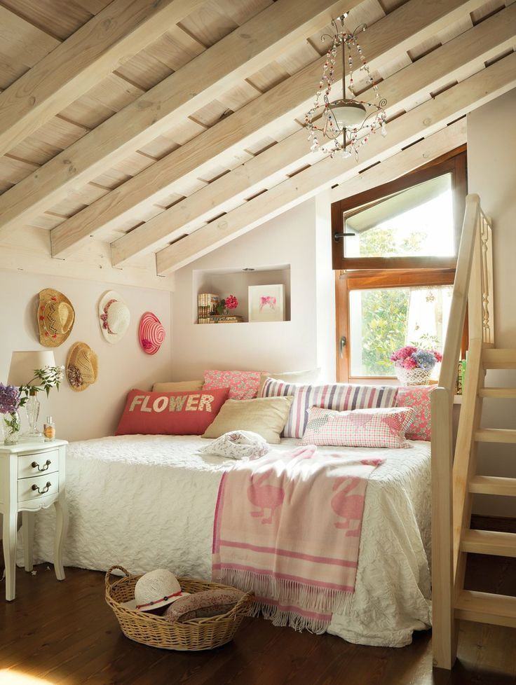 Küçük bir yatak odasında ahşap tavan