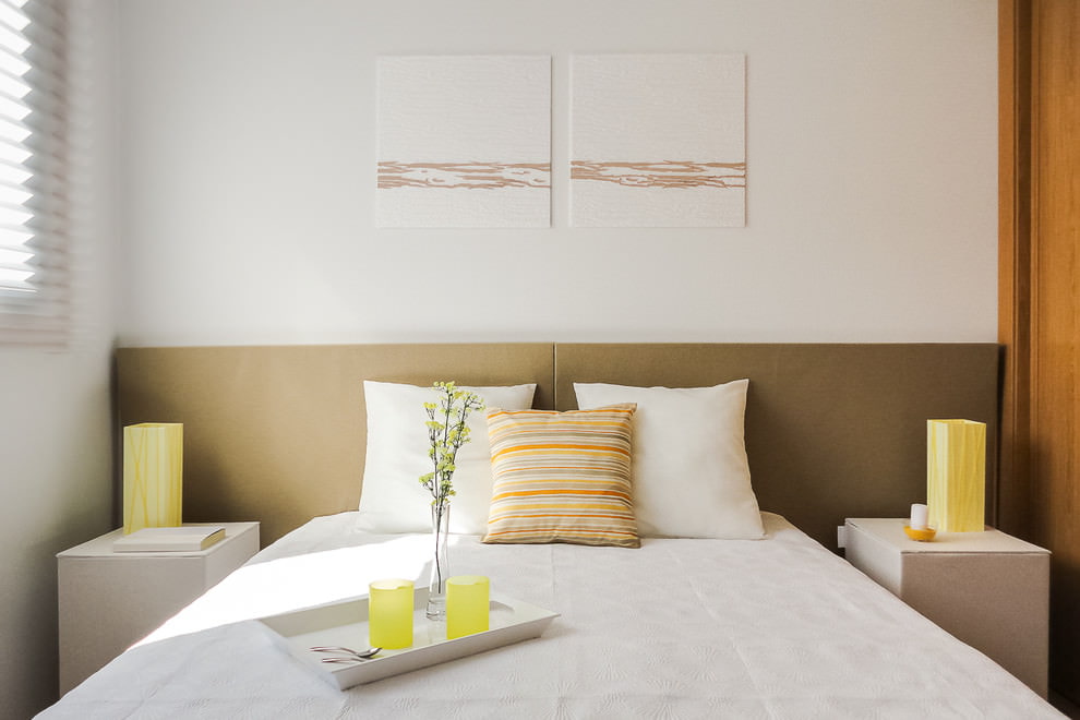 Minimalist tarzda bir yatak odasında modüler resimler