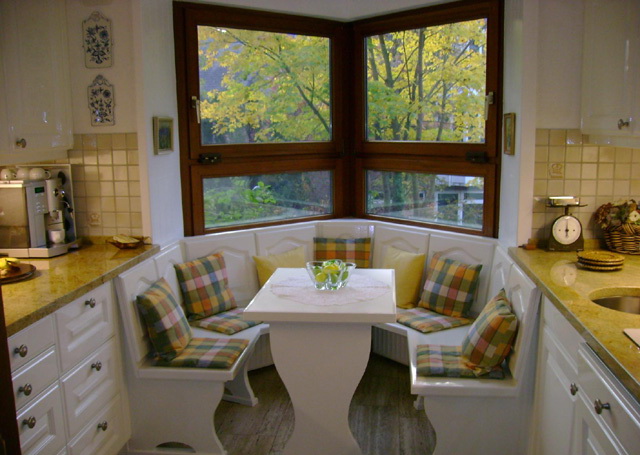 La conception de la salle à manger dans la baie vitrée triangulaire de la cuisine