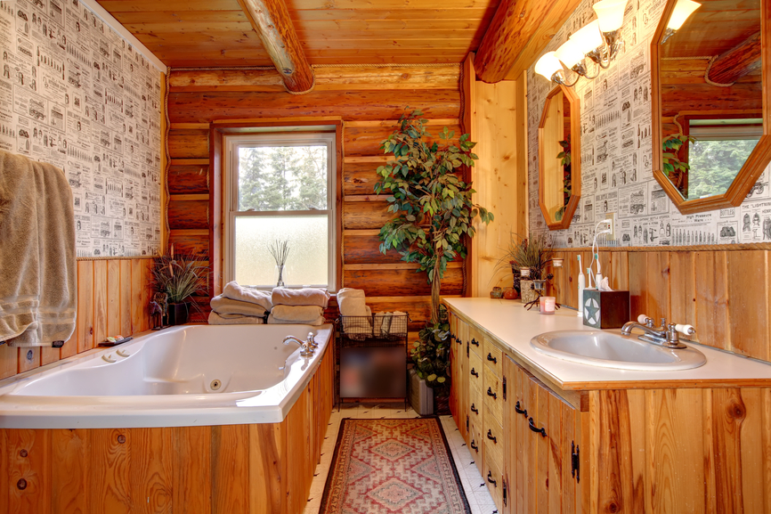 Phòng tắm hẹp trong một ngôi nhà gỗ