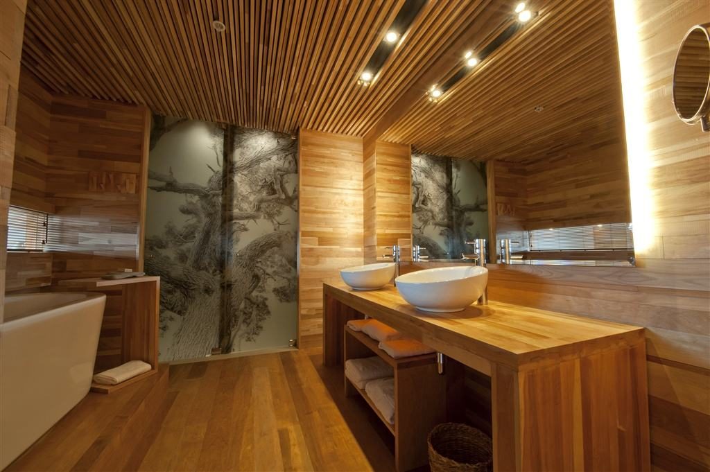 Những thanh gỗ trên trần nhà trong phòng tắm