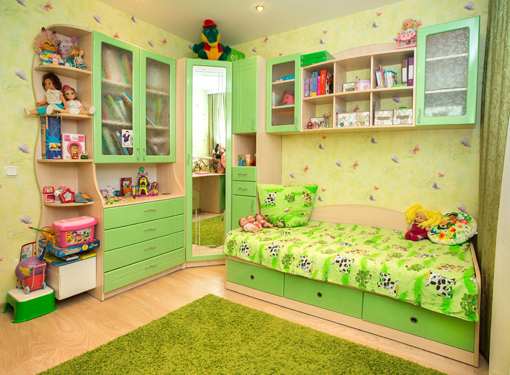 Çocuk yatak odasının yeşil tonlarda tasarımı