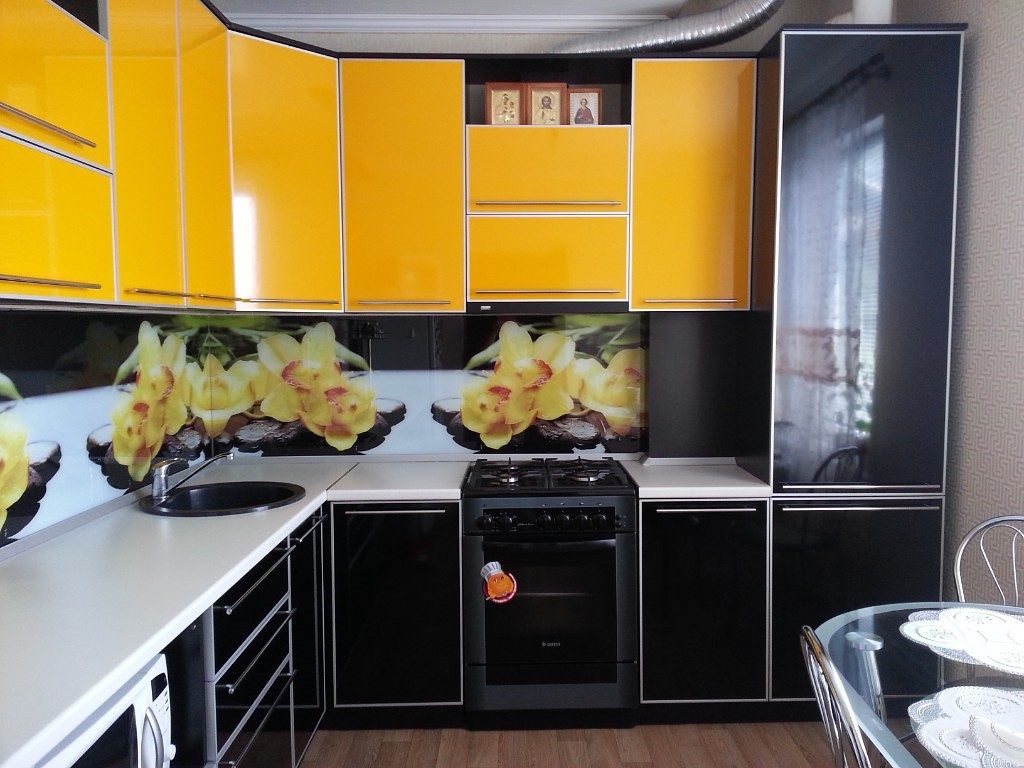 Kitchen set with yellow hanging cabinets
