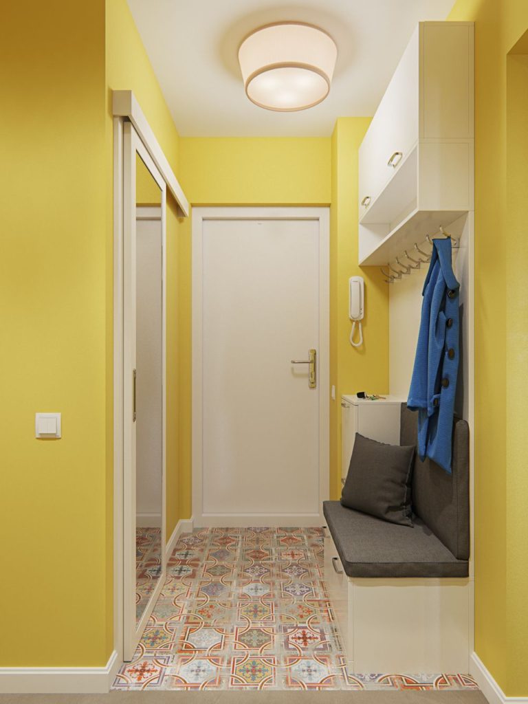 Conception d'un petit couloir aux murs jaunes
