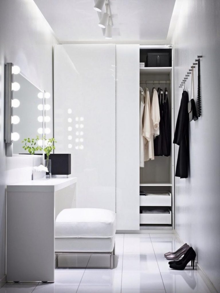 Portes d'armoires blanches dans un petit couloir
