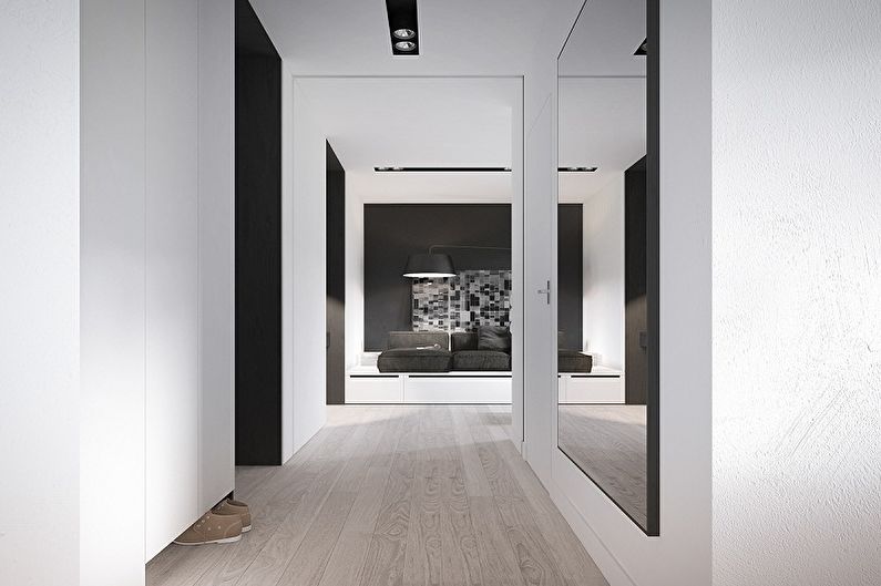 Un grand miroir sur le mur du couloir dans le style du minimalisme
