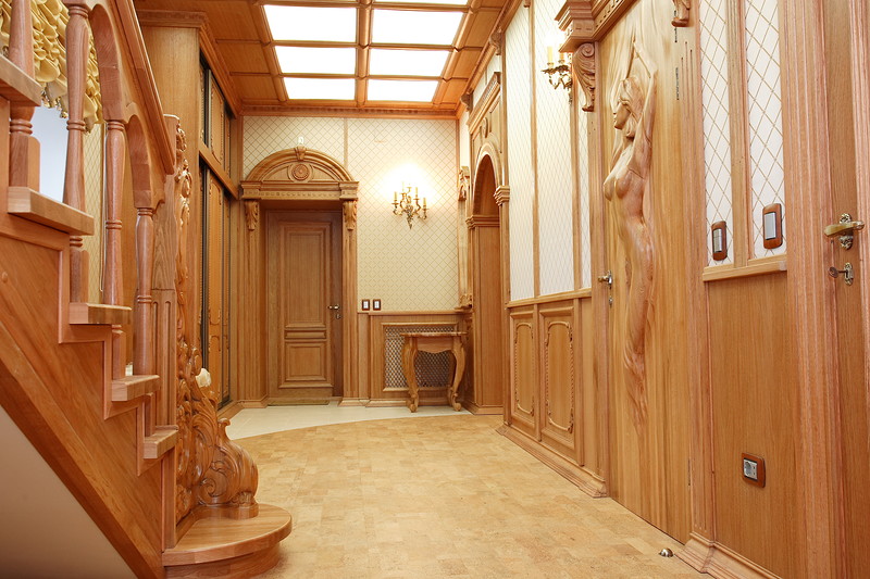 Cầu thang gỗ ở hành lang theo phong cách cổ điển