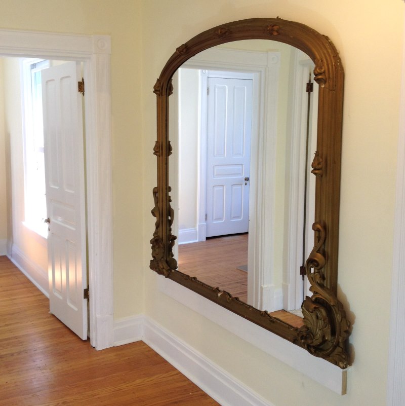 Cadre en bois sculpté sur le miroir dans le couloir