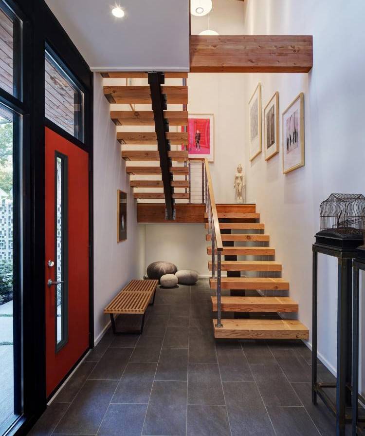 Petit hall d'entrée avec escalier au deuxième étage d'une maison privée
