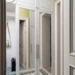 Miroirs sur les portes des armoires dans le couloir