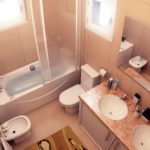Placement compact des appareils sanitaires dans la salle de bain