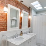 salle de bain lumineuse de style loft
