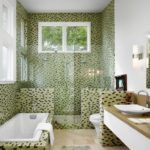 Mozaik karolarla banyoda duvar dekorasyonu