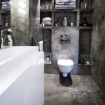 Toilettes suspendues dans une salle de bain sombre