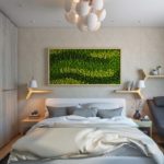 מדפי עץ על קיר חדר השינה