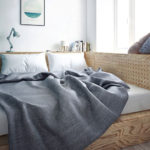 מיטת עץ בחדר שינה צר