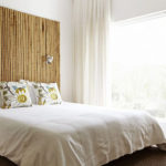 Büyük pencere ile yatak odasında bambu yatak başı