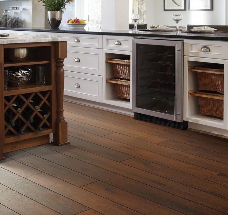 أرضية المطبخ من خشب بني اللون