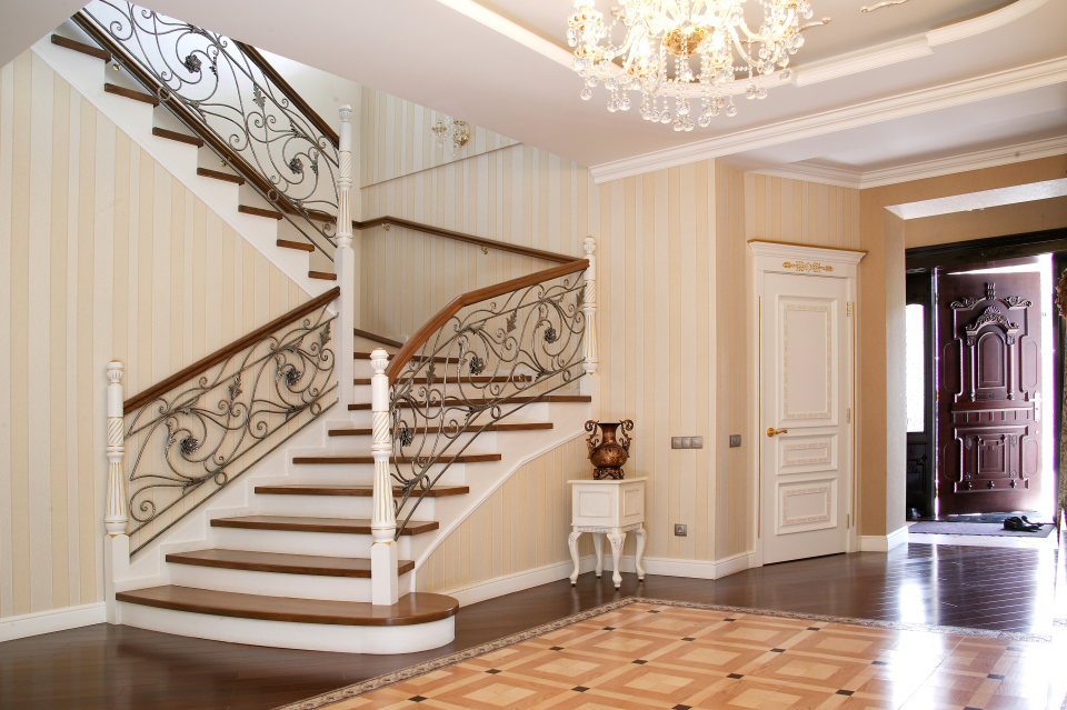 Spacious entrance hall with classic style staircase