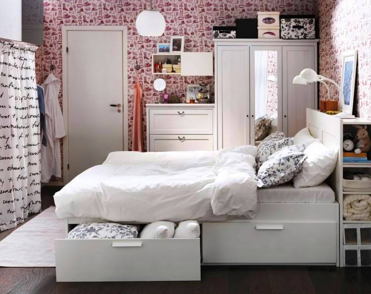 سرير أبيض مع أدراج في غرفة النوم بمساحة 10 مربعات