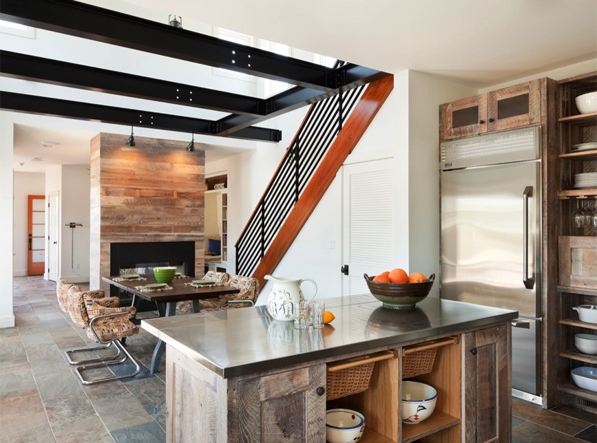 Özel bir evin mutfağının iç merdiven