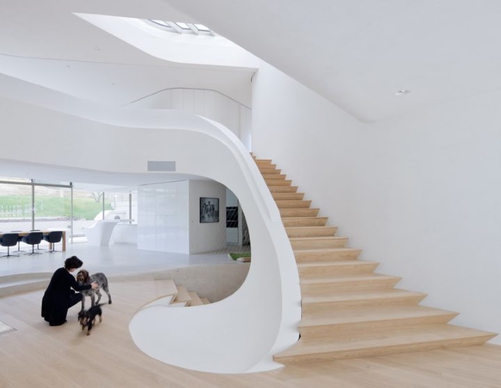Oriģinālas kāpnes modernā mājā