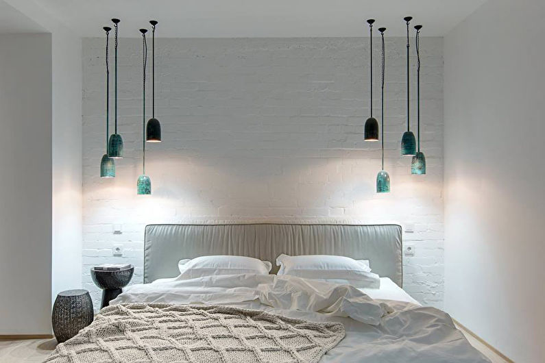 Lampes suspendues au-dessus du lit dans la chambre