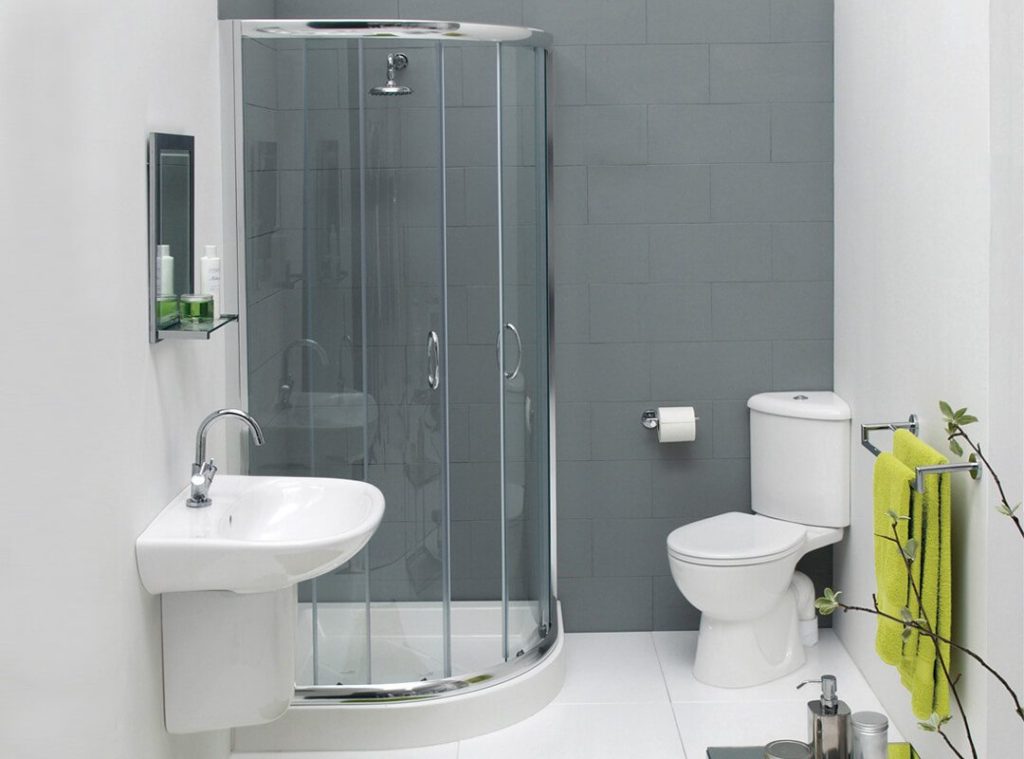 Cabine de douche près d'un mur gris dans une salle de bain compacte