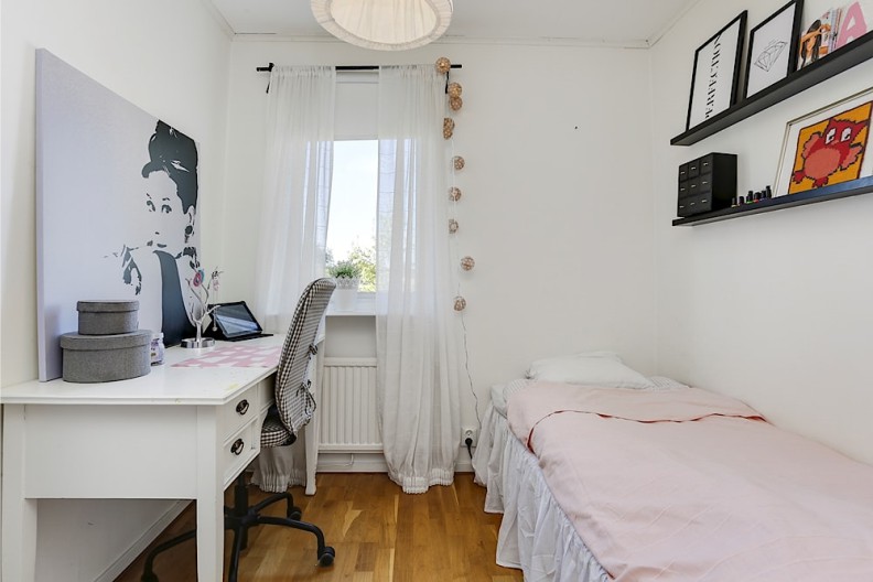 Küçük bir odada bir genç için bir yatak odası mobilya