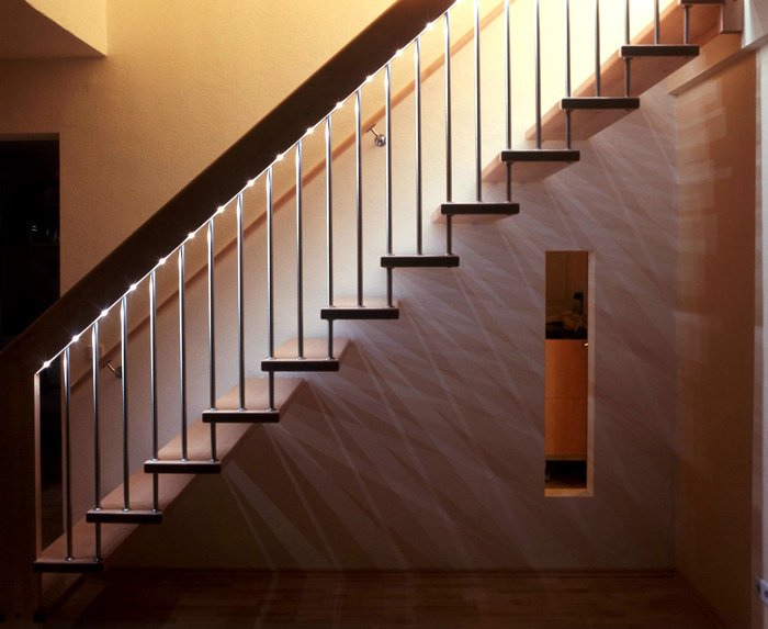 Organization of staircase lighting using the handrail lighting