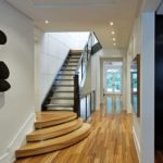 Cầu thang trong hành lang hẹp của một ngôi nhà riêng