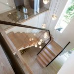 Vedere de sus a unei scări cu balustradă de sticlă