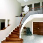 Bir merdiven ile büyük bir salon tasarımı