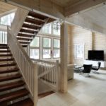 Cầu thang trong một ngôi nhà làm bằng gỗ