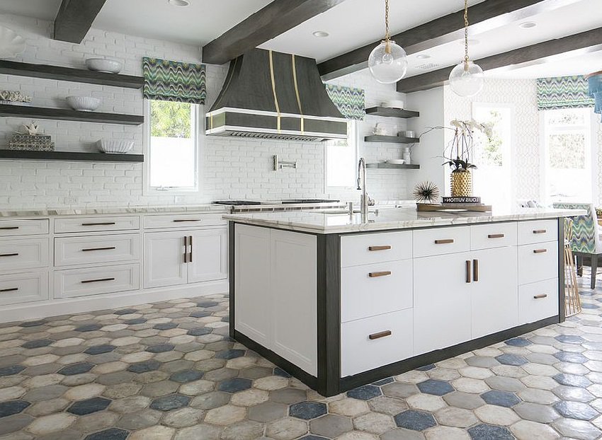 بلاط الأرضية متعدد الألوان في تصميم المطبخ
