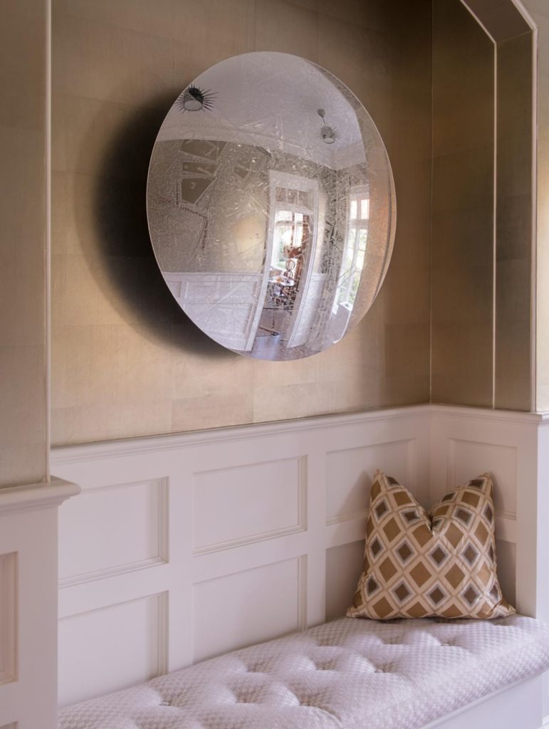 Miroir sphérique sur un banc mou dans le couloir