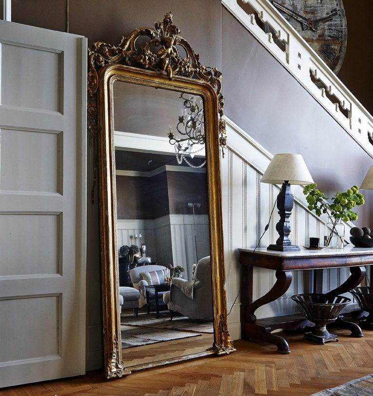 Magnifique miroir dans le couloir avec des escaliers