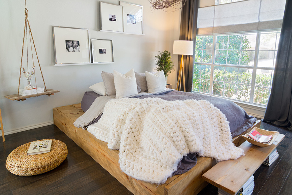 Couvre-lit en laine sur un lit en bois