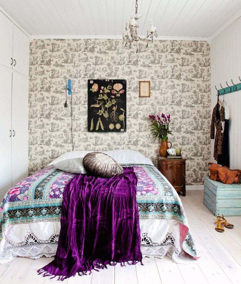 9 metrekare alanda yatak odasında kadife yatak örtüsü
