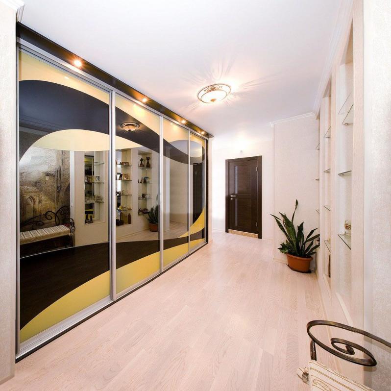 Grand placard avec portes en miroir dans un couloir lumineux