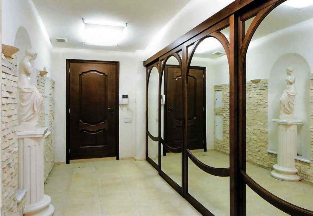 Armoire avec miroirs dans le couloir de style classique