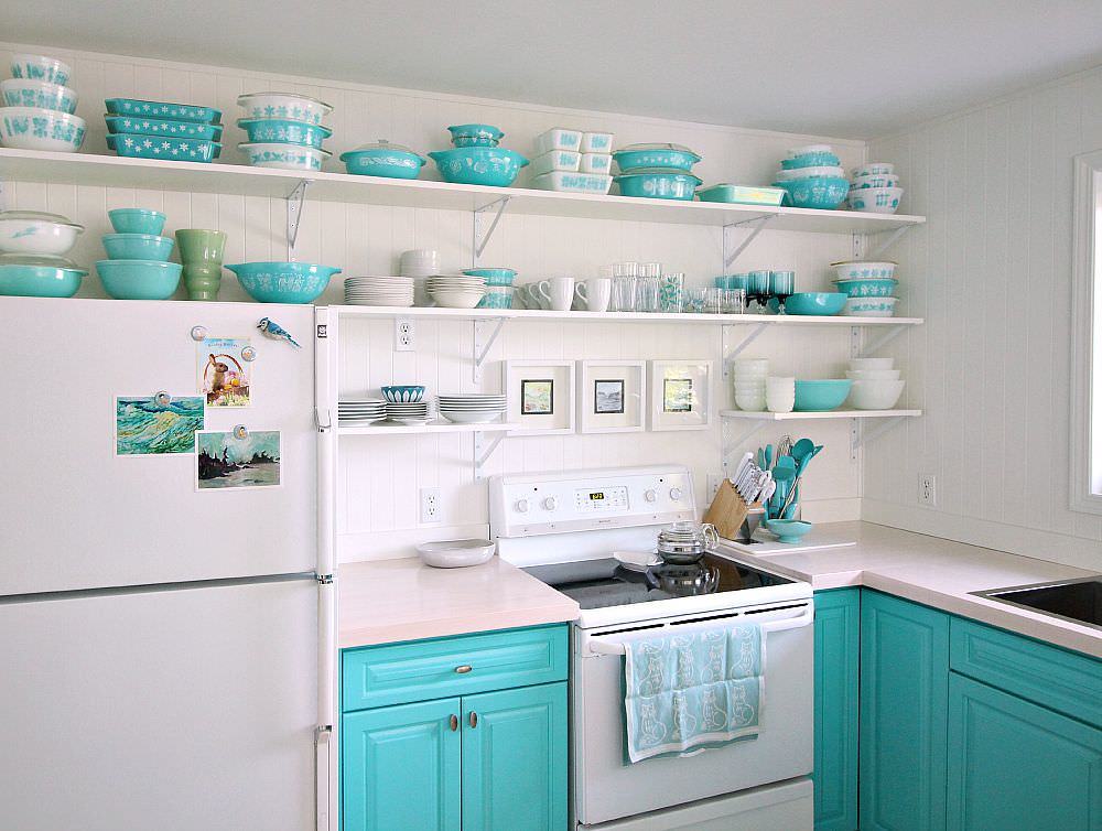 Plats turquoise sur des étagères de cuisine blanches