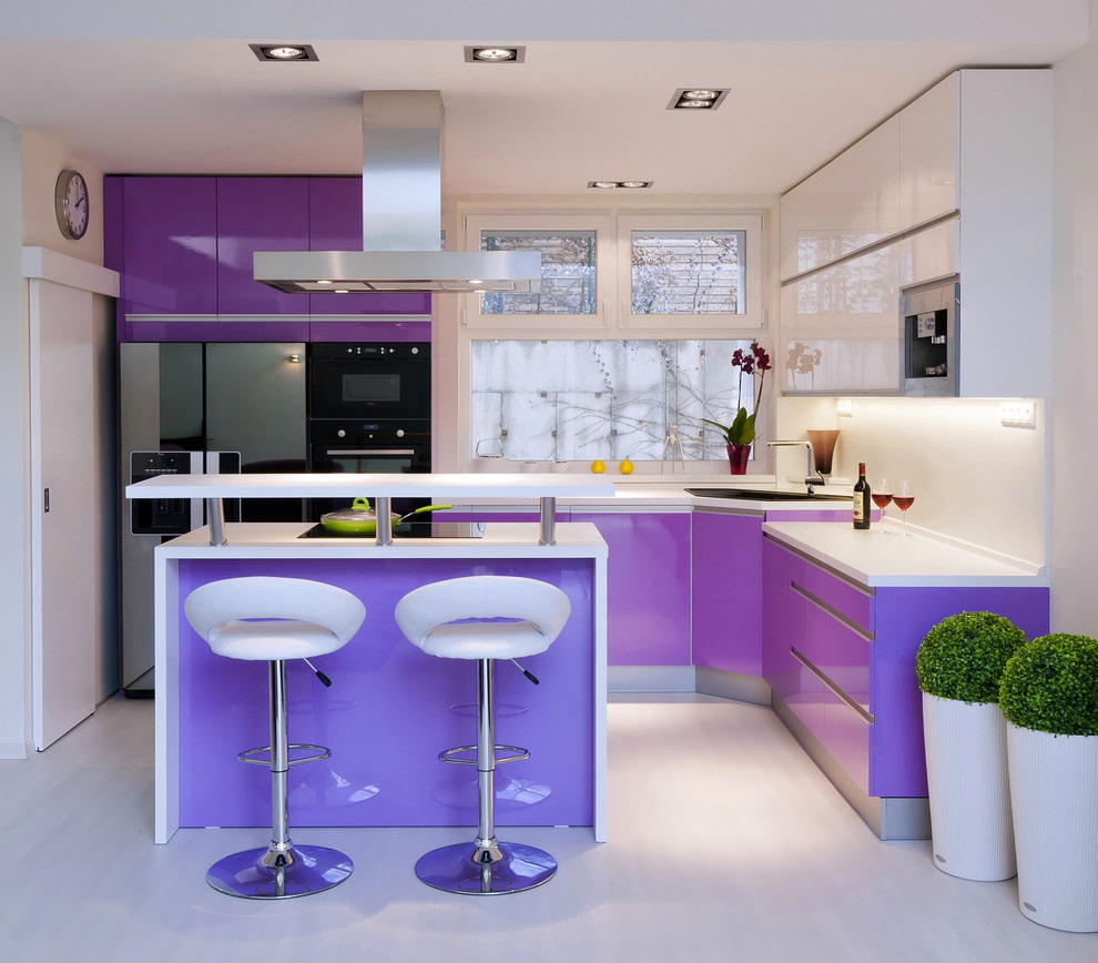 Lila seti ile modern bir mutfak tasarımı