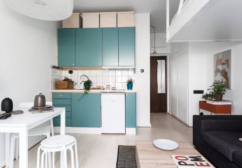 Intérieur de cuisine de style scandinave avec mobilier turquoise
