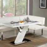 ספה פינתית לבנה משתלבת באופן מושלם במטבח בסגנון לופט