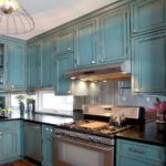 Surfaces vieillies dans un meuble de cuisine bleu turquoise